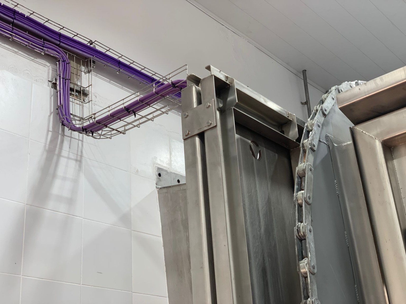 Tendido de cables en bandejas sobre un equipo de acero inoxidable