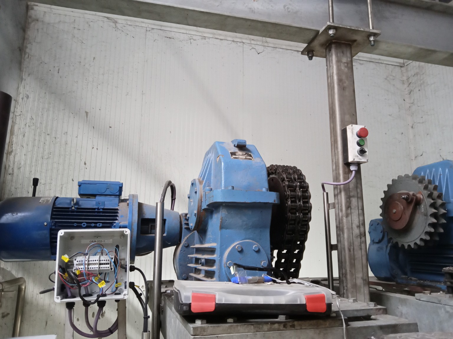 Motor y reductores industriales con caja de conexiones y mando local