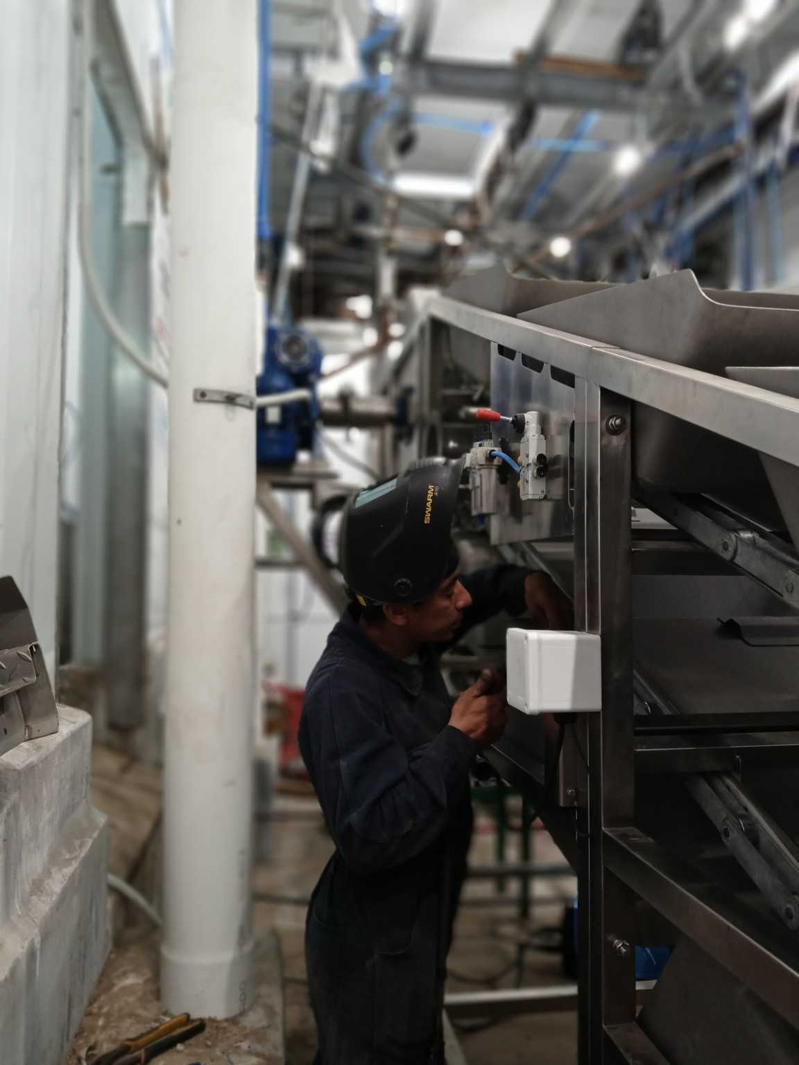 Trabajo electromecánico en una instalación industrial